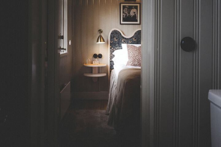 Room 9 of 37