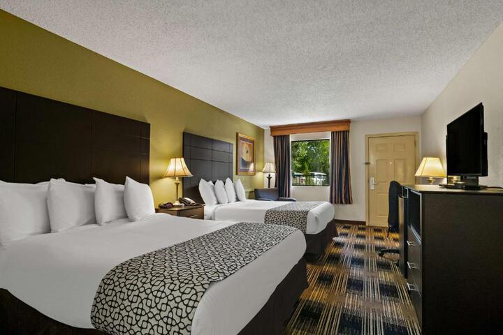 2 Queen Beds Microwave and Refrigerator WiFi Continental Breakfast (12 of 19)