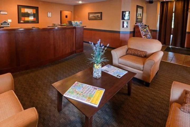 ECONO LODGE & SUITES