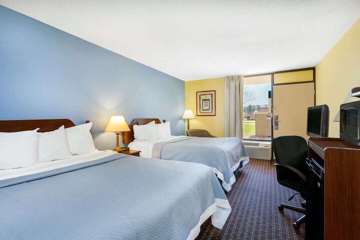 2 Queen Beds (2 of 4)