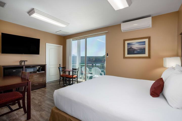 1 King Bed (6 of 10)