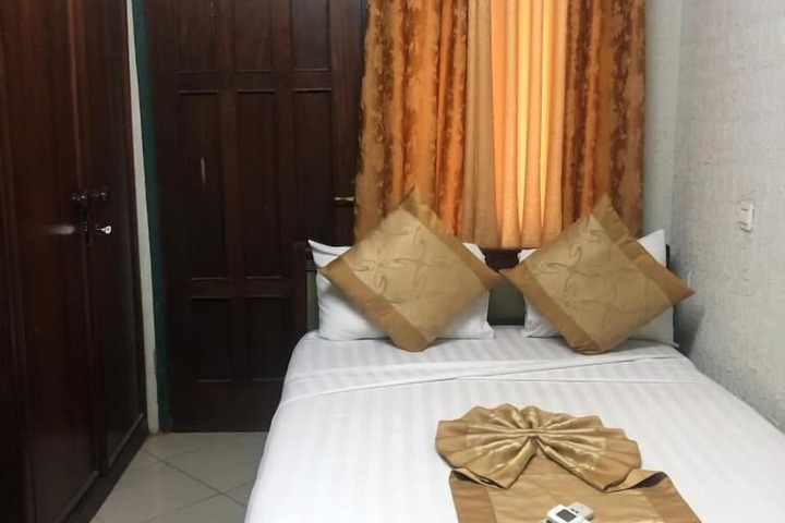 Room 10 of 32