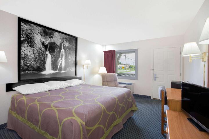 1 King Bed (10 of 15)