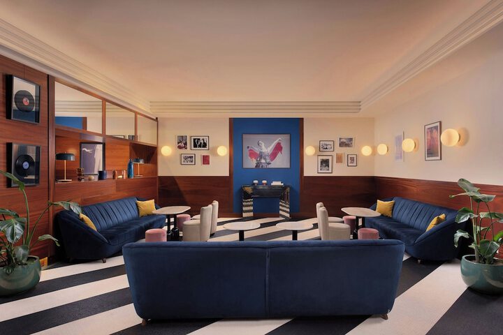 Lounge 75 of 82