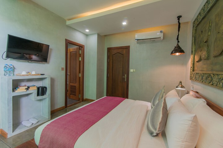 Room 7 of 100