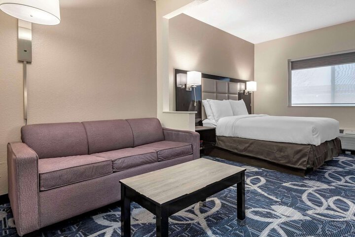 1 Queen Bed (7 of 12)