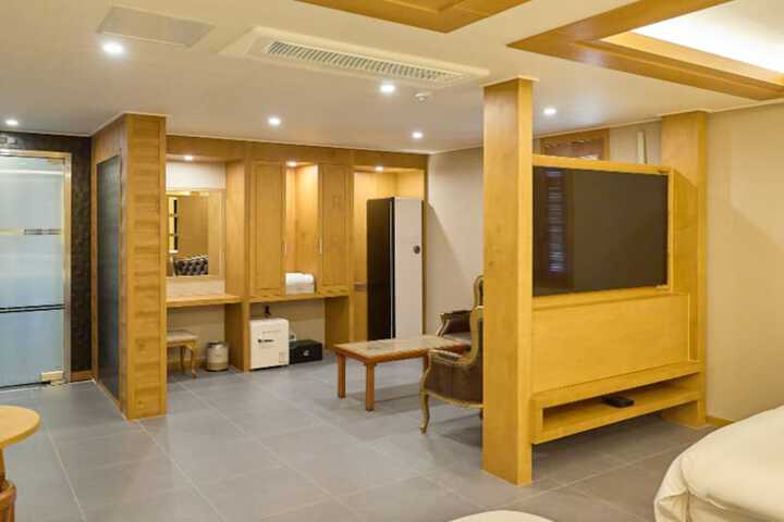 Room 21 of 38