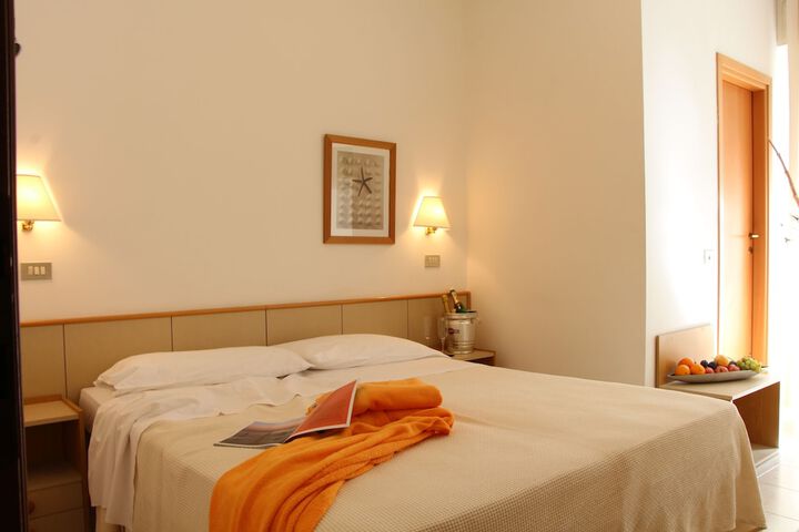 Room 10 of 26