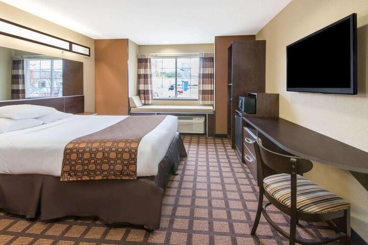 1 Queen Bed (10 of 13)