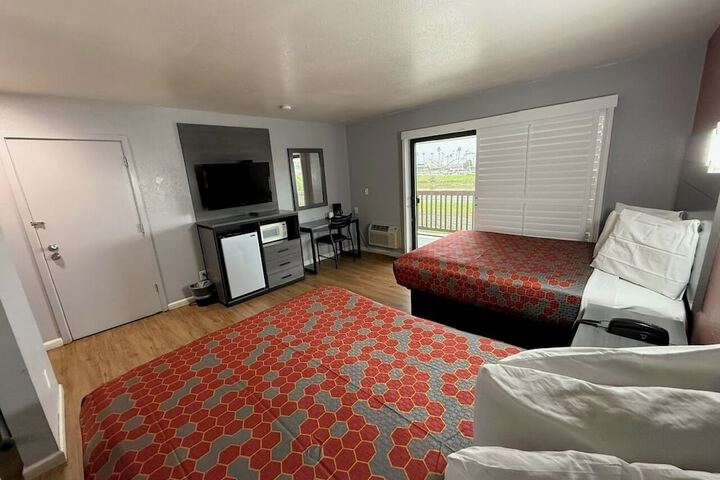 2 Queen Beds (1 of 11)