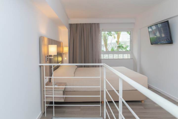 Room 32 of 80