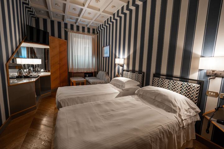 Room 27 of 76