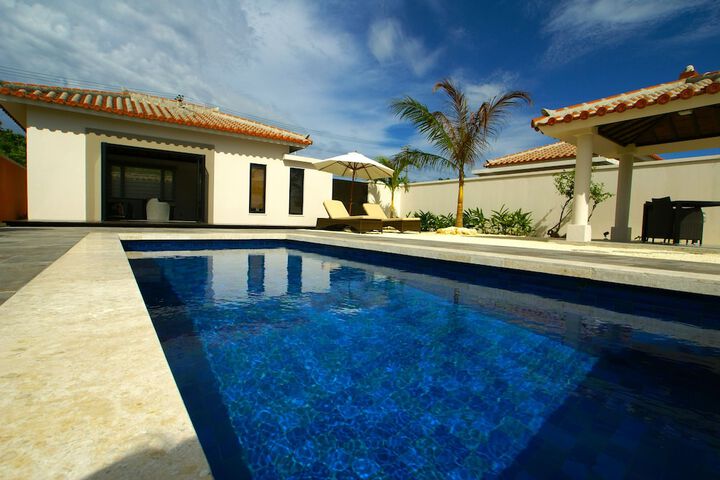 Hotel with Pool