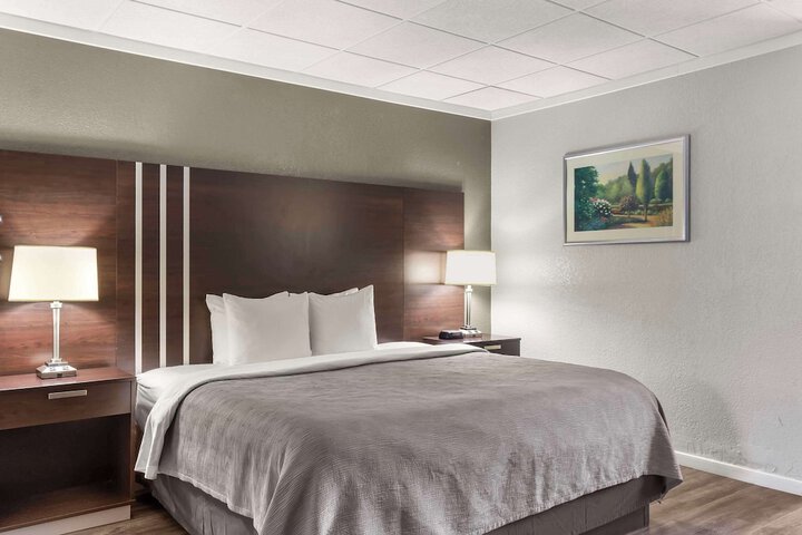1 King Bed (4 of 5)
