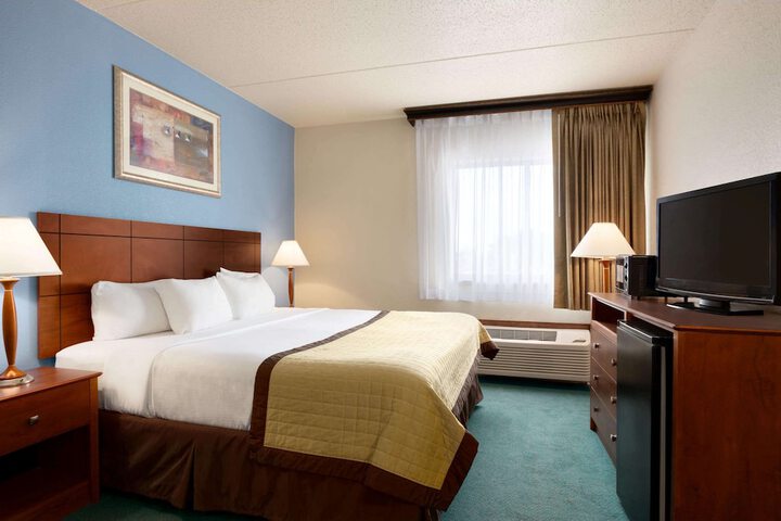 1 Queen Bed (6 of 10)