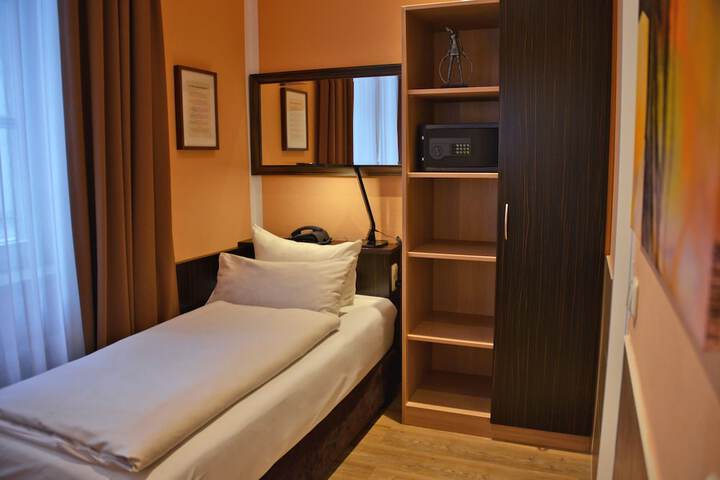 Room 52 of 136