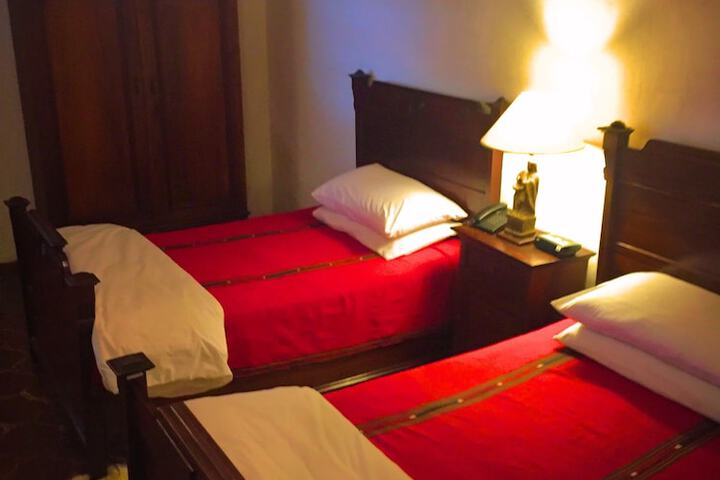 Room 13 of 28