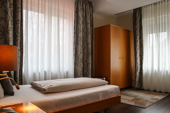 Room 52 of 147