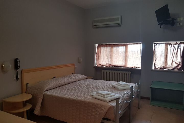 Room 12 of 34