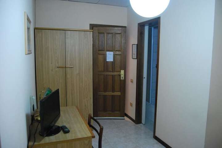 Room 4 of 25
