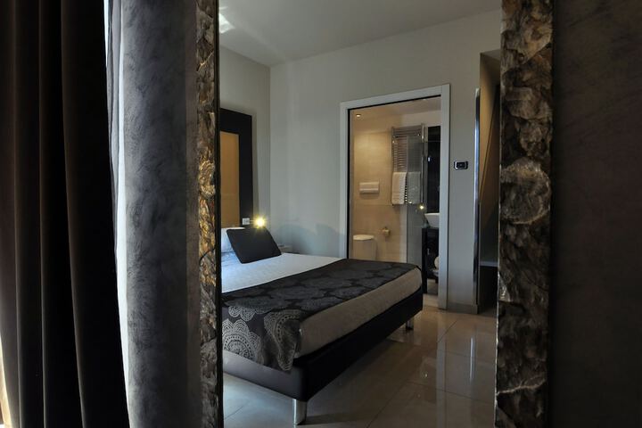Room 6 of 77