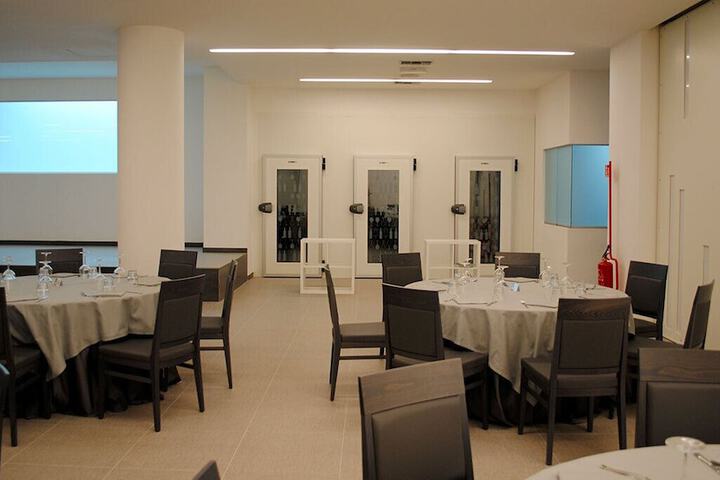 Ballroom/Hall 76 of 86