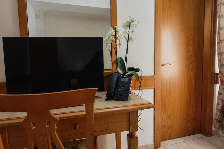Room 6 of 28