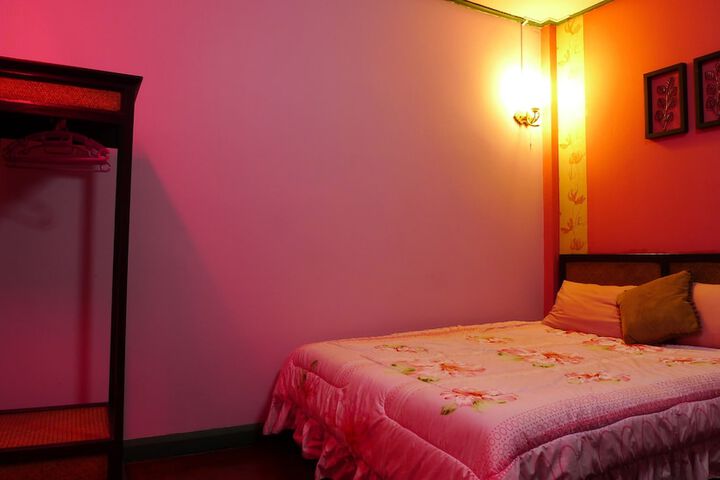 Room 10 of 32