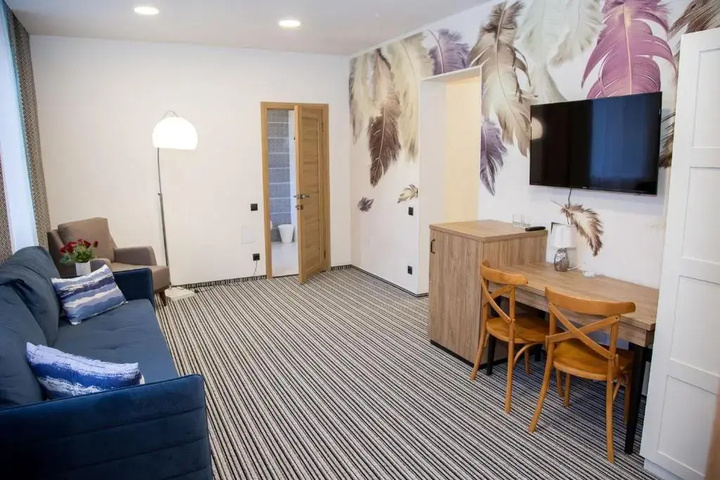 Room 10 of 32
