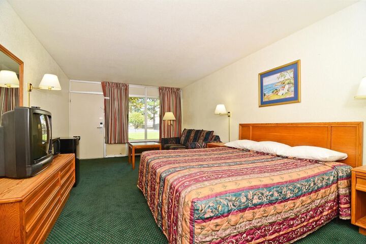 1 King Bed (9 of 19)