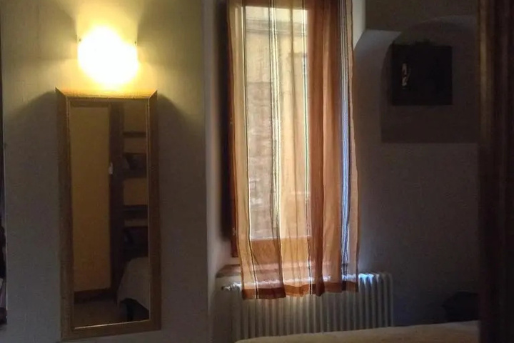 Room 6 of 14