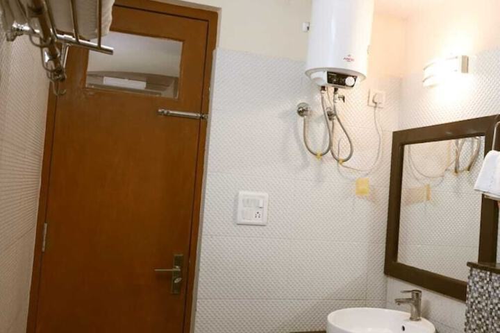 Room 16 of 28