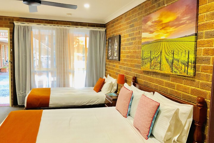 Room 32 of 103
