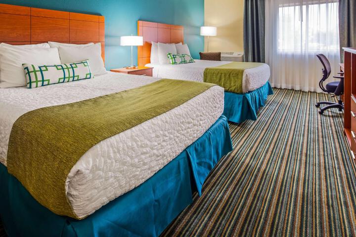 2 Queen Beds (7 of 12)
