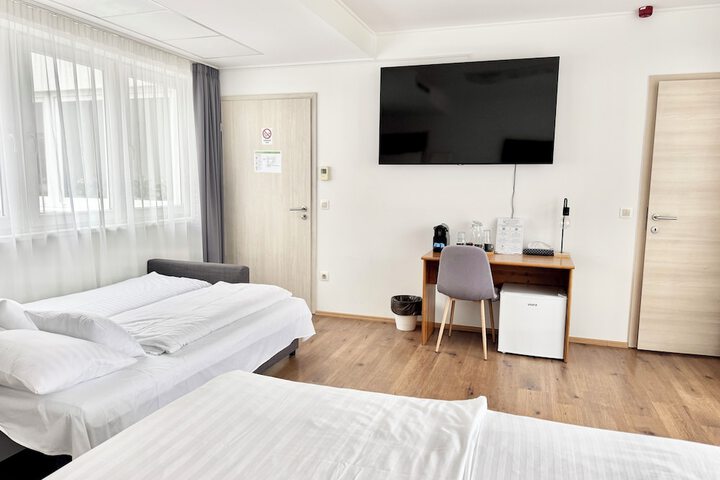 Room 9 of 118