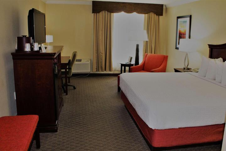 1 King Bed Microwave and Refrigerator WiFi Full Breakfast (11 of 17)