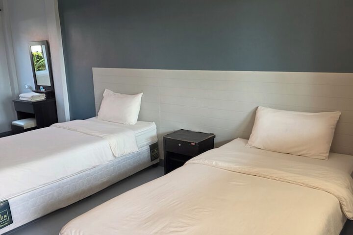 Room 13 of 27