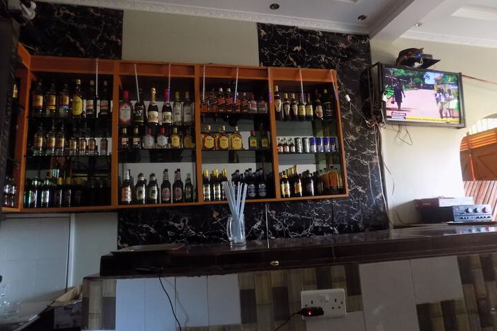 Lounge 21 of 24