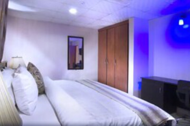 Room 33 of 47