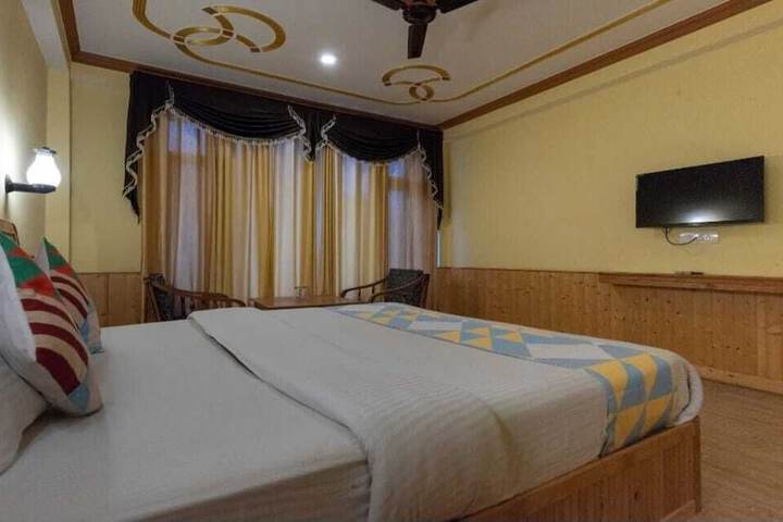 Room 4 of 9