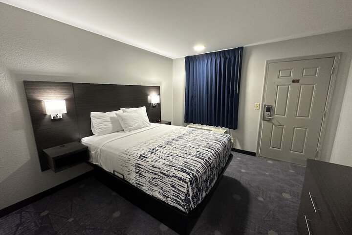 1 Queen Bed (5 of 14)