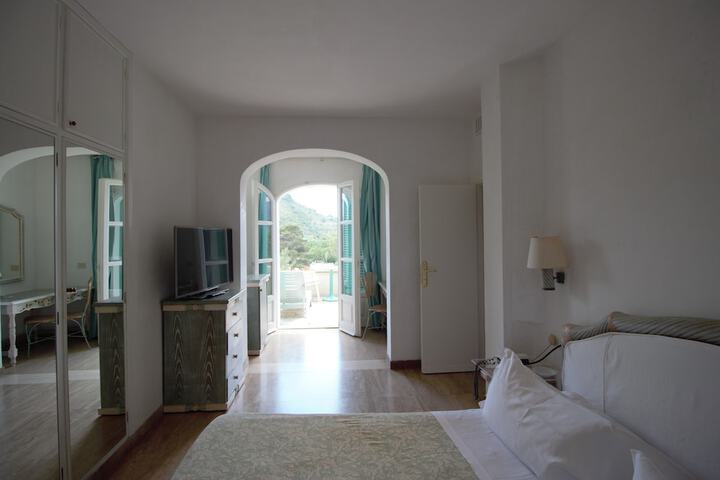 Room 10 of 32