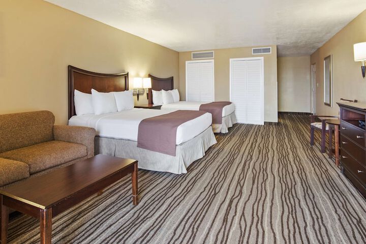 2 Queen Beds High Speed Internet Accessible Private Balcony No View Full Breakfast (8 of 15)