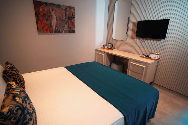 Room 27 of 76