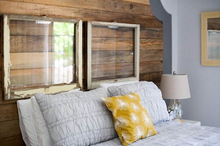 1 Queen Bed (13 of 39)