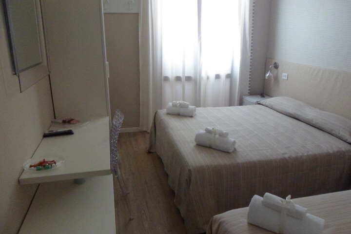 Room 4 of 32