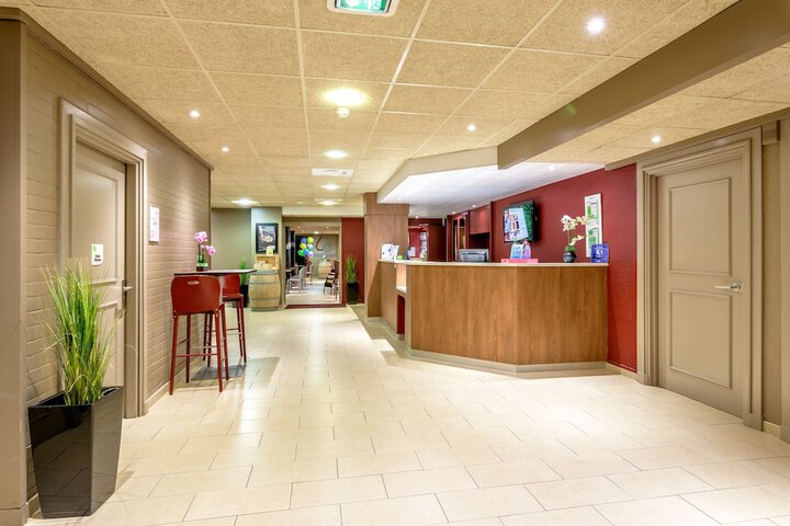 Entrance & Lobby