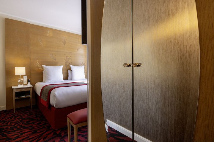 Room 15 of 42