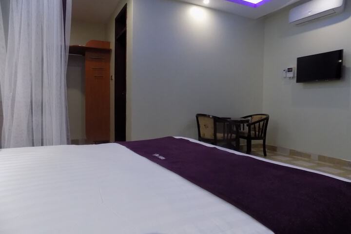 Room 10 of 28