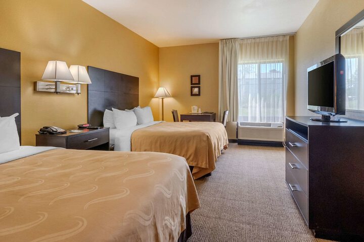2 Queen Beds (3 of 6)